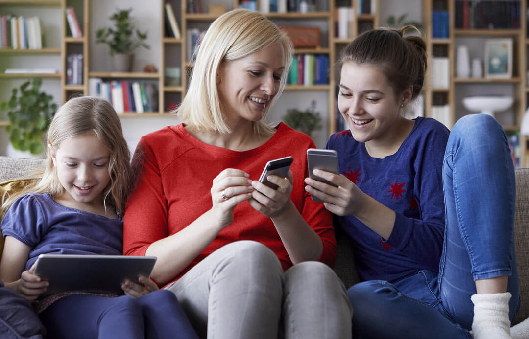 Wireless-Header-Mobile-7-21 Mother and daughters using AT&T Wireless Plans