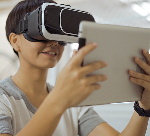 Niño-usando-tableta-con-gafas-de-realidad-virtual