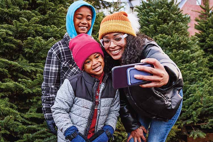 Madre e hijos tomándose un selfie